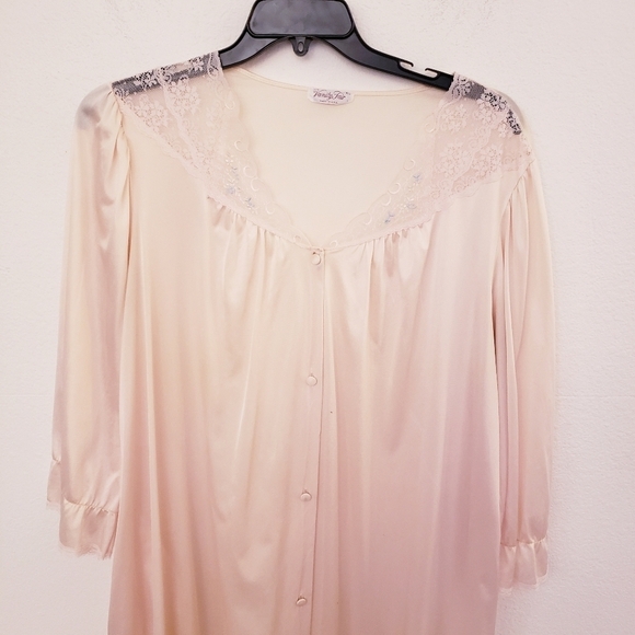 Vintage Vanity Fair Pink Lace Trimmed Robe with flaw, Size XL fits up to size 20 - Picture 2 of 10